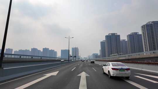 城市马路沿途风景开车第一视角道路公路视频