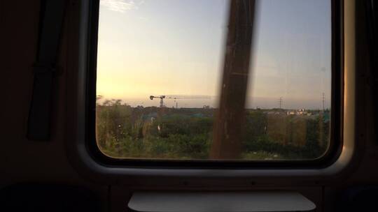 日落时分的火车车窗风景自然风光城市交通