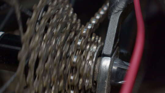 窄焦点特写：自行车后链轮，同时移动自行车视频素材模板下载