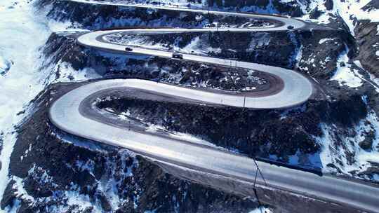 公路公路与风景优美的曲线蜿蜒的道路在安第斯山脉。