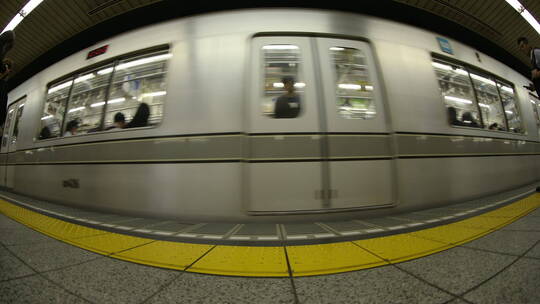地铁上下车的乘客视频素材模板下载