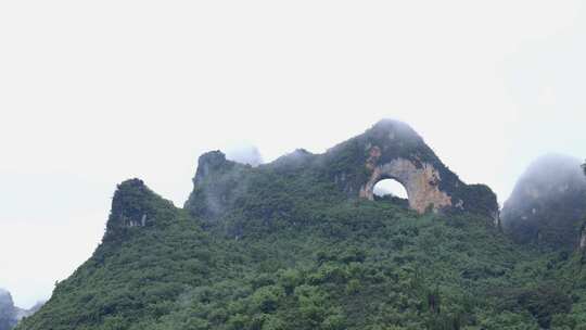 云雾缭绕的独特山形自然景观