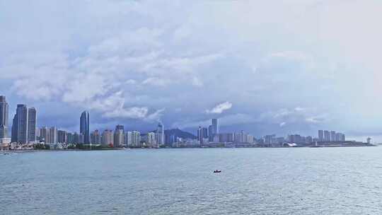 青岛下雨中的浮山湾城市建筑海岸线风光