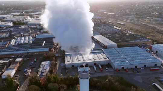 大量烟雾进入大气的工业烟囱