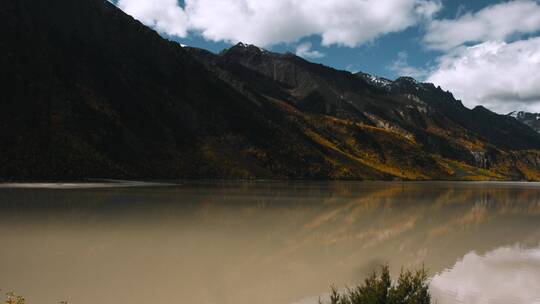 4k高原湖水视频藏区然乌湖山川倒影