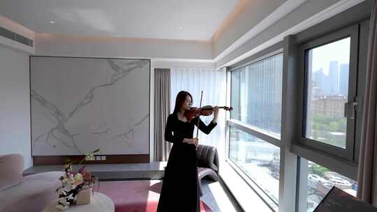小提琴家样板间客厅演奏