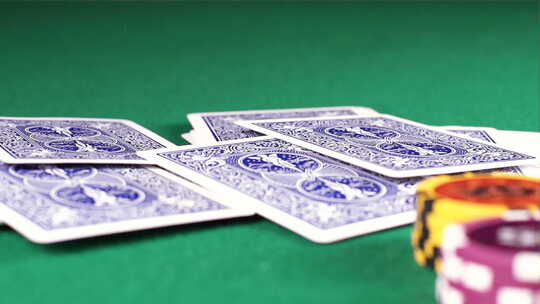 一副扑克牌掉在桌子上