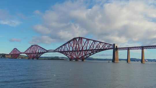 苏格兰爱丁堡福斯湾的福斯桥，蓝天白云视频素材模板下载
