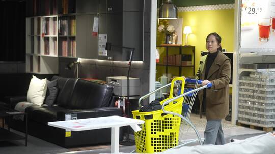 中年女性手推车购物车在家具店逛超市选购