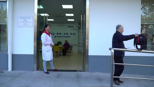 老年人在社区卫生院做检查视频素材模板下载