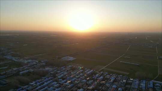 夕阳下的乡村小镇俯瞰全景