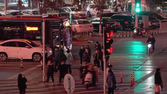 河南郑州夜晚街头人行道人群脚步