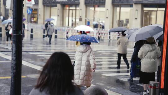 上海南京路下雨行人撑伞过马路斑马线红绿灯