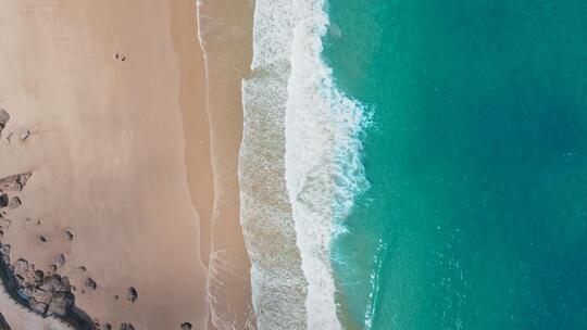 唯美无人机航拍沙滩浪花假日空镜片头素材