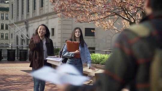 大学校园里的学生互相问候