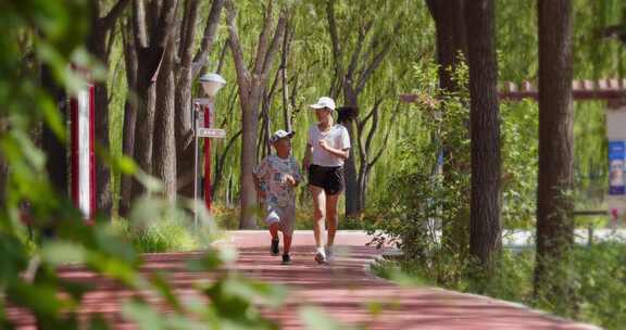 【4K】意境美女公园跑步