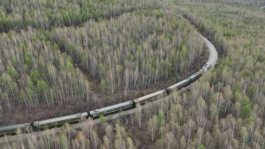 穿越大兴安岭森林的旅客列车
