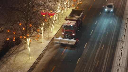 雪天环卫工人冬季夜晚清扫道路积雪