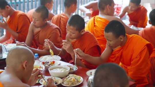 东南亚僧侣吃饭