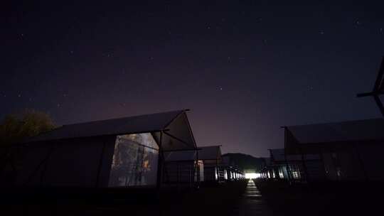 山东荣成海驴岛码头帐篷露营地的夜晚星空