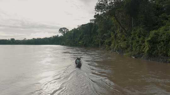 航拍在亚马逊河中航行的小型客船。在亚马逊河上乘坐木船航行