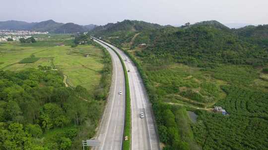 航拍穿过乡村的高速公路