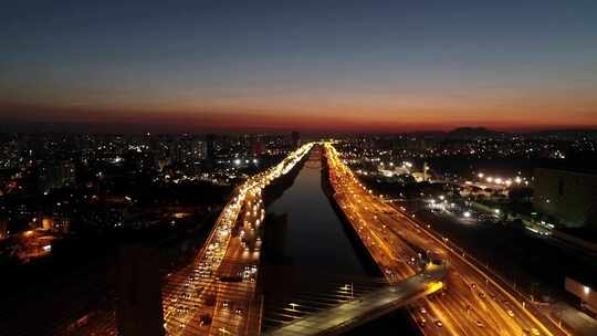 巴西圣保罗市中心的夜景。市中心的夜间城市景观