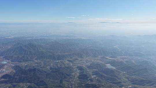 高空俯瞰连绵起伏的山脉和村庄