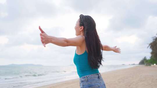 夏天，亚洲年轻美丽的女人在海滩上散步和跑步。