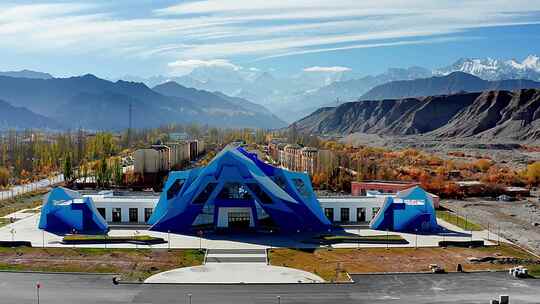 航拍新疆帕米尔高原雪山与阿克陶奥依塔克镇视频素材模板下载