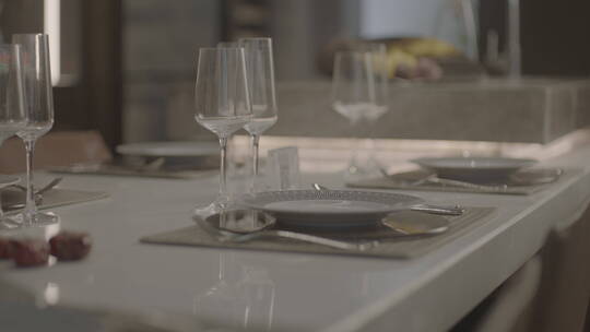 餐桌吧台上的精致餐具和高脚杯