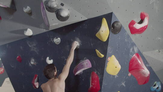 室内攀岩的男人视频素材模板下载
