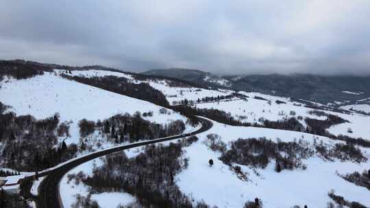 冬季乌克兰寒冷的雪景-天线