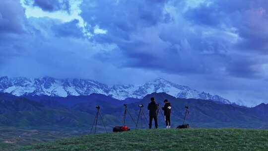 新疆草原带人物环绕航拍