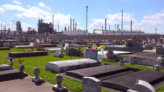 石油化工厂旁的墓地