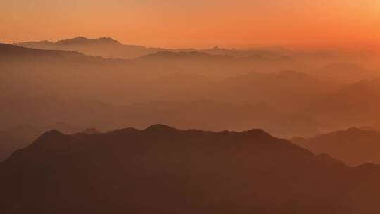 伏牛山群山层峦叠嶂唯美日出