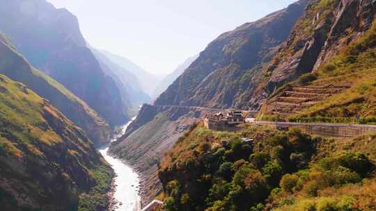 香格里拉虎跳峡金沙江大峡谷