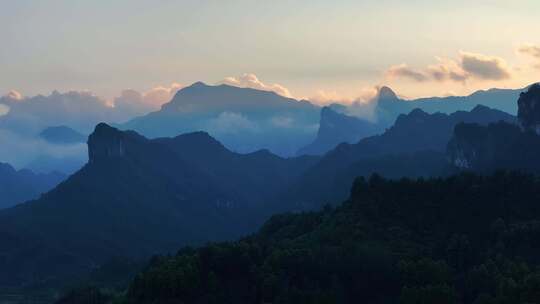 山脉夕阳光线