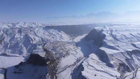 航拍新疆冬季安集海大峡谷雪山山脉
