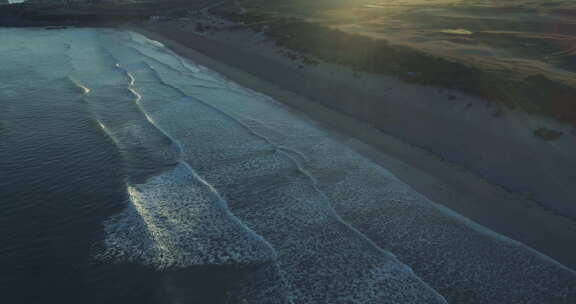 美丽的英国康沃尔成本的阿里尔视图。相机向下倾斜到海浪上。
