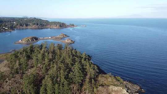 一架无人机在沿海地区的一个岛屿上空射击