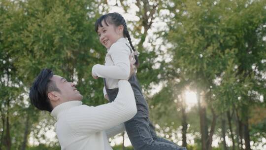 爸爸抱住女儿转圈圈开心背影的笑容视频素材模板下载