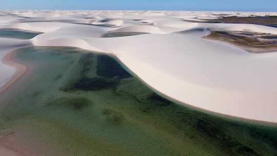 巴西标志性的雨水湖和沙丘。Lencois Maranhens巴西。高清在线视频素材下载