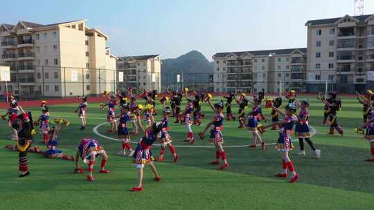 小学生表演传统民族舞蹈