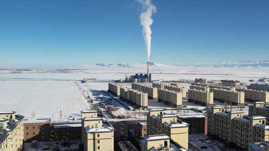 积雪覆盖的住宅区及冒烟的烟囱