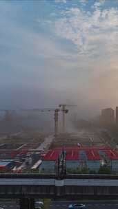 上海外高桥秋天日出、晨雾、地铁、塔吊建设