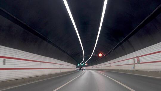 隧道  隧道穿梭
