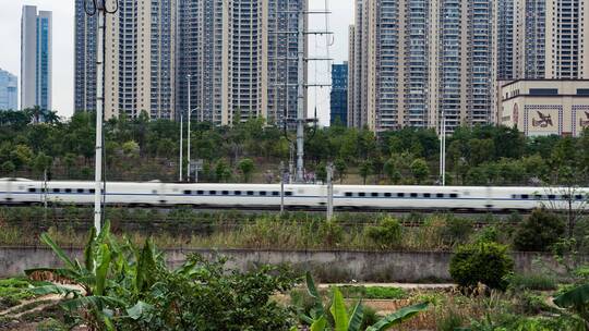 铁路上行驶中的动车高铁火车