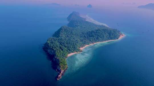 泰国南部的Koh Kradan岛和Tur