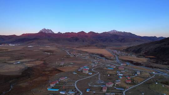 川西藏族村庄和雪山日照金山